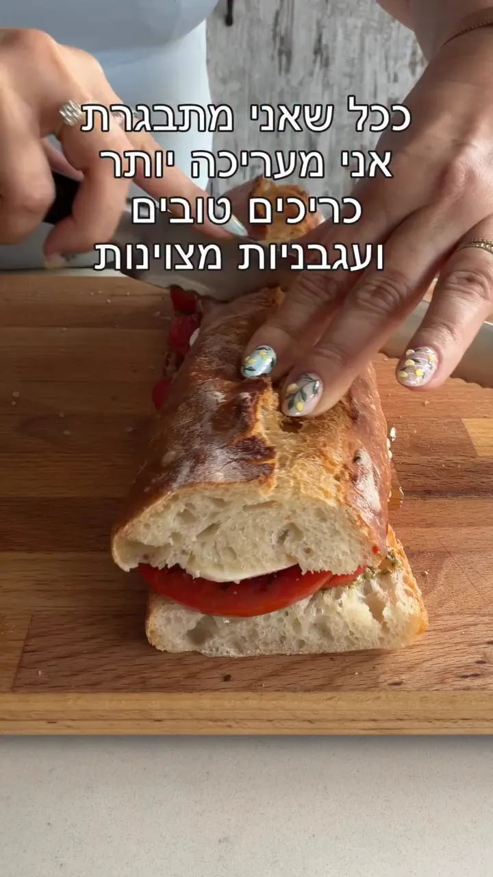 כריך עגבניות לב השור מושלם עם פסטו ומוצרלה